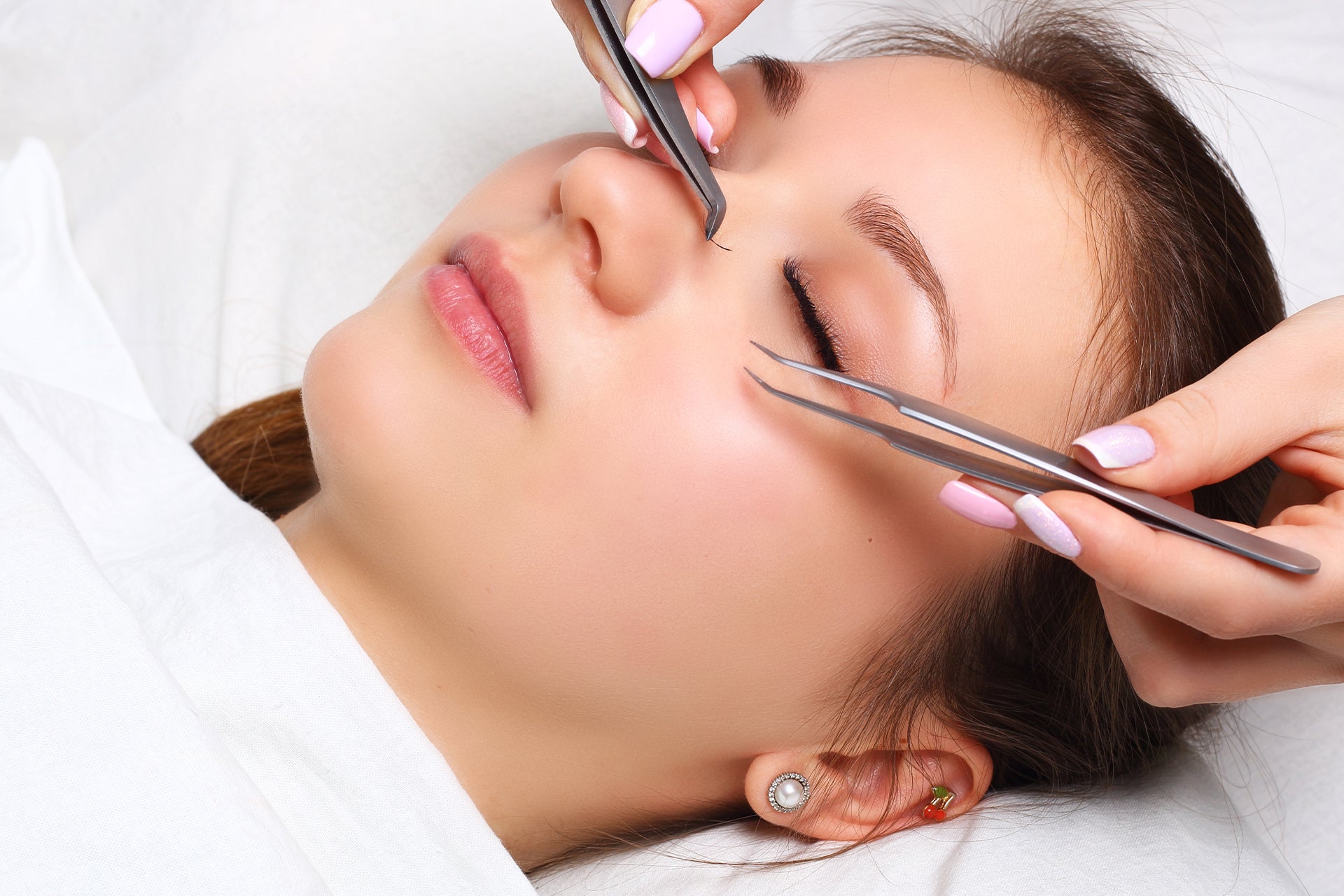 lash technician applying extensions